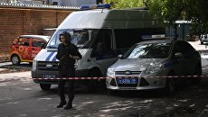 Сотрудник полиции у магазина Дикси на улице Большая Академическая в Москве, где неизвестный незаконно удерживает работника магазина. 1 июля 2018 Сотрудник полиции у магазина Дикси на улице Большая Академическая в Москве, где неизвестный незаконно удерживает работника магазина. 1 июля 2018