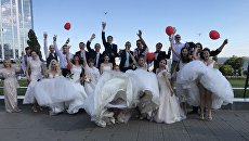 Парад молодоженов в День семьи, любви и верности прошел впервые в Саратове. 8 июля 2018 Парад молодоженов в День семьи, любви и верности прошел впервые в Саратове. 8 июля 2018