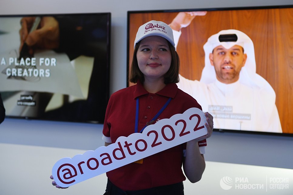 Волонтер с табличкой #@roadto2022 на открытии павильона Мажлис Катар на Пушкинской набережной в Центральном парке культуры и отдыха имени Горького в Москве Волонтер с табличкой #@roadto2022 на открытии павильона Мажлис Катар на Пушкинской набережной в Центральном парке культуры и отдыха имени Горького в Москве