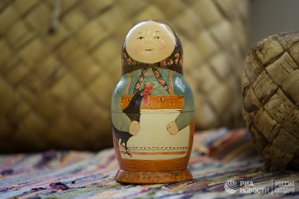 Игрушка Матрешка в музее русской игрушки в Измайловском кремле Игрушка Матрешка в музее русской игрушки в Измайловском кремле