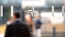 Эмблема Организации Североатлантического договора (НАТО) в Брюсселе. Архивное фото Эмблема Организации Североатлантического договора (НАТО) в Брюсселе. Архивное фото