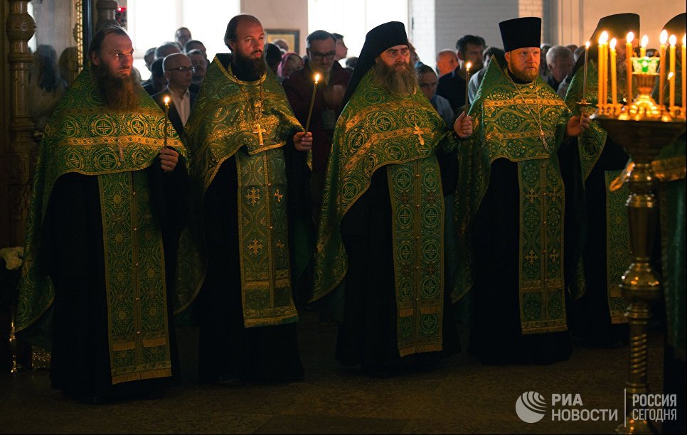 Священнослужители во время вечерней службы в Спасо-Преображенском соборе в день празднования памяти преподобных Сергия и Германа Валаамских Священнослужители во время вечерней службы в Спасо-Преображенском соборе в день празднования памяти преподобных Сергия и Германа Валаамских