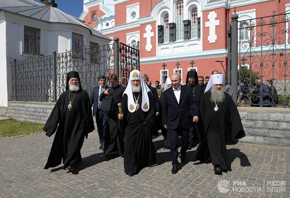 Президент РФ Владимир Путин и патриарх Московский и всея Руси Кирилл во время посещения Спасо-Преображенского Валаамского ставропигиального монастыря в день празднования памяти преподобных Сергия и Германа Валаамских Президент РФ Владимир Путин и патриарх Московский и всея Руси Кирилл во время посещения Спасо-Преображенского Валаамского ставропигиального монастыря в день празднования памяти преподобных Сергия и Германа Валаамских