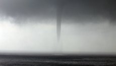 Смерч над морем. Архивное фото Смерч над морем. Архивное фото