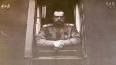 Фотография императора Николая II в окне вагона императорского поезда (май 1916 года) в музее святой царской семьи в Екатеринбурге Фотография императора Николая II в окне вагона императорского поезда (май 1916 года) в музее святой царской семьи в Екатеринбурге
