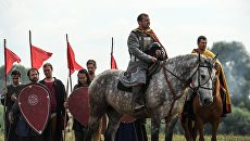 Участники военно-исторической реконструкции на фестивале Великое стояние на реке Угре в 1480 году в Калужской области Участники военно-исторической реконструкции на фестивале Великое стояние на реке Угре в 1480 году в Калужской области