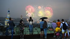 Праздничный салют в честь окончания ЧМ-2018 по футболу на Воробьевых горах в Москве Праздничный салют в честь окончания ЧМ-2018 по футболу на Воробьевых горах в Москве