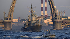 Малый ракетный корабль Серпухов на репетиции парада в честь Дня Военно-морского флота в акватории Невы в Санкт-Петербурге Малый ракетный корабль Серпухов на репетиции парада в честь Дня Военно-морского флота в акватории Невы в Санкт-Петербурге