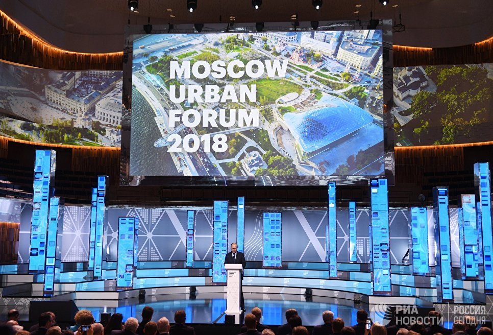 Президент РФ Владимир Путин выступает на Московском урбанистическом форуме. 18 июля 2018 Президент РФ Владимир Путин выступает на Московском урбанистическом форуме. 18 июля 2018