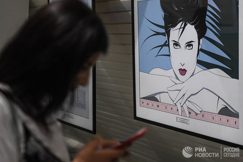 Посетительница у картины Патрика Нагеля Nagel Commemorative №2 на выставке произведений классиков современного поп-арта в культурно-выставочном центре Гранатный двор Посетительница у картины Патрика Нагеля Nagel Commemorative №2 на выставке произведений классиков современного поп-арта в культурно-выставочном центре Гранатный двор