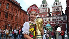 Болельщица с кубком на Манежной площади в Москве. Архивное фото Болельщица с кубком на Манежной площади в Москве. Архивное фото