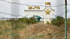 Стела с надписью Крым у пункта пропуска Джанкой на границе России и Украины. Архивное фото Стела с надписью Крым у пункта пропуска Джанкой на границе России и Украины. Архивное фото