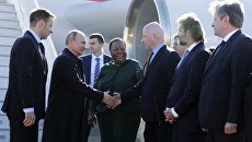 Президент РФ Владимир Путин, прибывший на Десятый саммит БРИКС, во время встречи в аэропорту Йоханнесбурга. 26 июля 2018