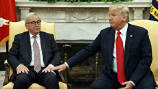 Председатель Европейской комиссии Жан-Клод Юнкер и президент США Дональд Трамп во время встречи в Овальном кабинете в Белом доме, Вашингтон Председатель Европейской комиссии Жан-Клод Юнкер и президент США Дональд Трамп во время встречи в Овальном кабинете в Белом доме, Вашингтон