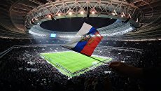 Флаг России на трибуне стадиона Лужники в Москве Флаг России на трибуне стадиона Лужники в Москве