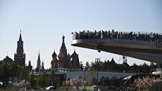 Посетители на Парящем мосту в природно-ландшафтном парке Зарядье в Москве Посетители на Парящем мосту в природно-ландшафтном парке Зарядье в Москве
