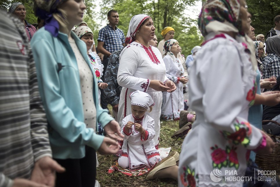 Жители села Шоруньжа во время молитвы очищения на празднике Сярем.