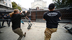 Активисты националистических организаций во время беспорядков у посольства России в Киеве. Архивное фото Активисты националистических организаций во время беспорядков у посольства России в Киеве. Архивное фото