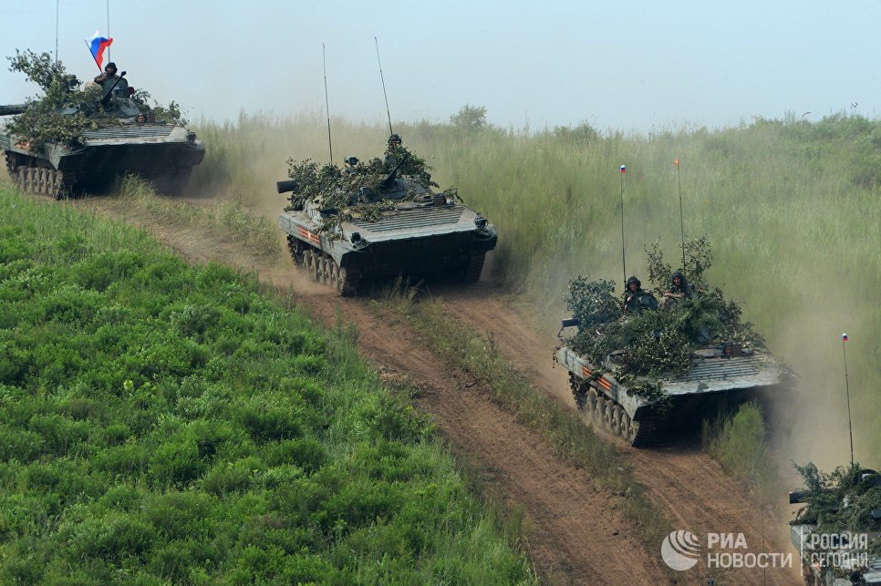 БМП-2 совершают марш перед преодолением водной преграды по понтонному мосту во время показных учений в Приморском крае. БМП-2 совершают марш перед преодолением водной преграды по понтонному мосту во время показных учений в Приморском крае.