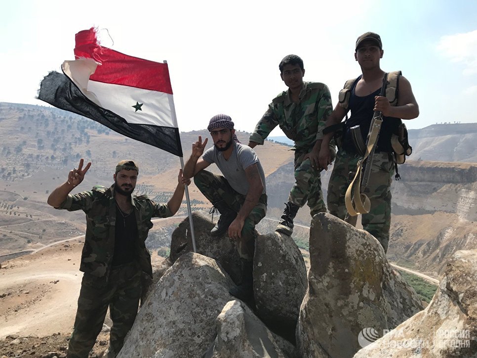 Сирийские военные водрузили государственный флаг на крайней точке территории страны на юго-западе провинции Дераа на границе с Иорданией Сирийские военные водрузили государственный флаг на крайней точке территории страны на юго-западе провинции Дераа на границе с Иорданией