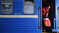 Пассажир поезда №005 Украина по маршруту Москва-Киев на перроне Центрального вокзал в Киеве Пассажир поезда №005 Украина по маршруту Москва-Киев на перроне Центрального вокзал в Киеве