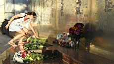 Девушка возлагает цветы у фотографий погибших в Центральноафриканской Республике журналистов возле Дома журналистов в Москве Девушка возлагает цветы у фотографий погибших в Центральноафриканской Республике журналистов возле Дома журналистов в Москве