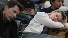 Пассажиры в зале ожидания в аэропорту Шереметьево. Архивное фото Пассажиры в зале ожидания в аэропорту Шереметьево. Архивное фото