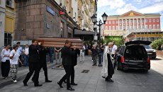 Вынос гроба с телом Александра Расторгуева после отпевания в храме Космы и Дамиана в Москве Вынос гроба с телом Александра Расторгуева после отпевания в храме Космы и Дамиана в Москве