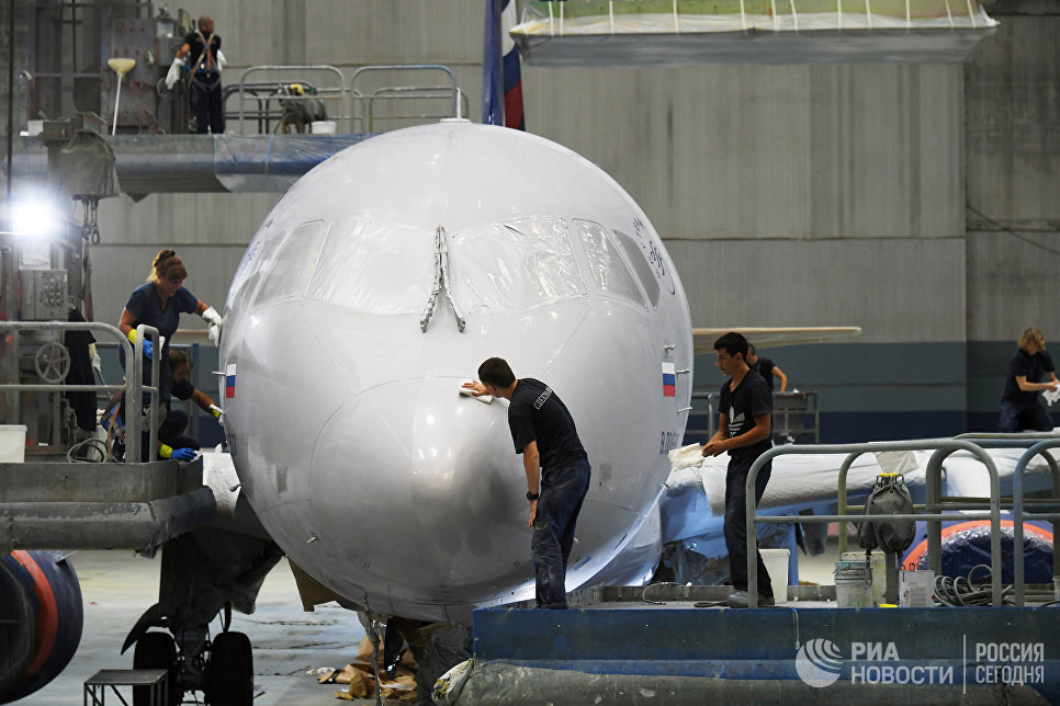 Покраска самолета Sukhoi Superjet 100 в ливрею авиакомпании Аэрофлот Покраска самолета Sukhoi Superjet 100 в ливрею авиакомпании Аэрофлот