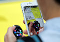 Посетитель фотографирует на iPhone часы Samsung Galaxy Watch на презентации Galaxy Unpacked в Нью-Йорке Посетитель фотографирует на iPhone часы Samsung Galaxy Watch на презентации Galaxy Unpacked в Нью-Йорке