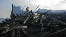 Сотрудник противопожарной службы у сгоревшего здания церкви Успения Божией Матери в Кондопоге в Карелии. 10 августа 2018 Сотрудник противопожарной службы у сгоревшего здания церкви Успения Божией Матери в Кондопоге в Карелии. 10 августа 2018