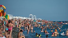 Отдыхающие на пляже в Сочи Отдыхающие на пляже в Сочи