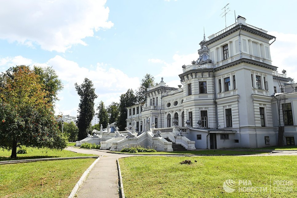 Здание усадьбы Грачевка в Грачевском парке