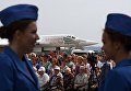 Зрители во время выкатки для наземных и летных испытаний модернизированного бомбардировщика Ту-22М3М в Казани Зрители во время выкатки для наземных и летных испытаний модернизированного бомбардировщика Ту-22М3М в Казани