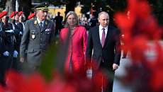 Президент РФ Владимир Путин и министр иностранных дел Австрии Карин Кнайсль в Вене. Архивное фото Президент РФ Владимир Путин и министр иностранных дел Австрии Карин Кнайсль в Вене. Архивное фото