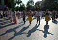 Отдыхающие танцуют на выступлении оркестра у Итальянского грота в Александровском саду в Москве в рамках программы Военные оркестры в парках. 18 августа 2018 Отдыхающие танцуют на выступлении оркестра у Итальянского грота в Александровском саду в Москве в рамках программы Военные оркестры в парках. 18 августа 2018