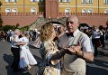 Отдыхающие танцуют на выступлении оркестра у Итальянского грота в Александровском саду в Москве в рамках программы Военные оркестры в парках. 18 августа 2018Закрытие программы Военные оркестры в парках Отдыхающие танцуют на выступлении оркестра у Итальянского грота в Александровском саду в Москве в рамках программы Военные оркестры в парках. 18 августа 2018Закрытие программы Военные оркестры в парках