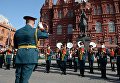 Выступление оркестра у памятника маршалу Георгию Жукову на Манежной площади в Москве в рамках программы Военные оркестры в парках. 18 августа 2018 Выступление оркестра у памятника маршалу Георгию Жукову на Манежной площади в Москве в рамках программы Военные оркестры в парках. 18 августа 2018