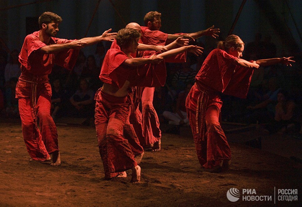 Артисты в сцене из спектакля Рождение Феникса (Vertigo Dance Company, Израиль) в рамках фестиваля современного танца Open Look в Санкт-Петербурге Артисты в сцене из спектакля Рождение Феникса (Vertigo Dance Company, Израиль) в рамках фестиваля современного танца Open Look в Санкт-Петербурге