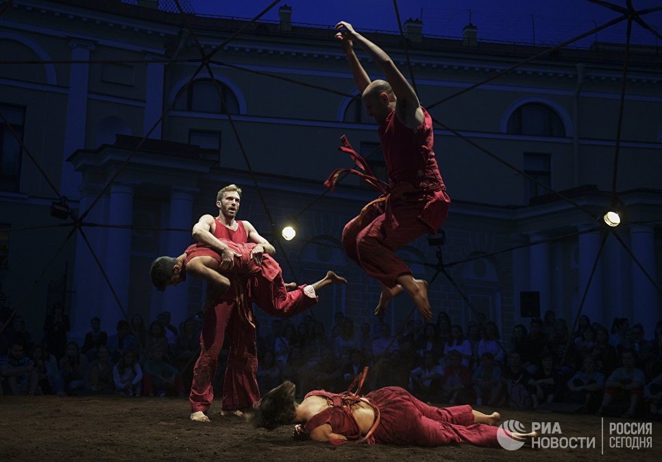 Артисты в сцене из спектакля Рождение Феникса (Vertigo Dance Company, Израиль) в рамках фестиваля современного танца Open Look в Санкт-Петербурге Артисты в сцене из спектакля Рождение Феникса (Vertigo Dance Company, Израиль) в рамках фестиваля современного танца Open Look в Санкт-Петербурге