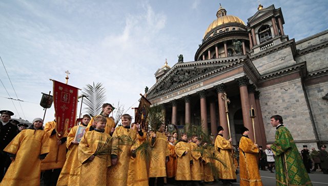 Литургия с крестным ходом в Санкт-Петербурге. Архивное фото