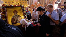 Верующие стоят в очереди к мощам святителя Спиридона Тримифунтского. Архивное фото Верующие стоят в очереди к мощам святителя Спиридона Тримифунтского. Архивное фото