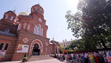 Верующие стоят в очереди к мощам святителя Спиридона Тримифунтского у Свято-Екатерининского собора в Краснодаре. 24 августа 2018 Верующие стоят в очереди к мощам святителя Спиридона Тримифунтского у Свято-Екатерининского собора в Краснодаре. 24 августа 2018