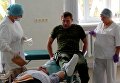 Премьер-министр Донецкой народной республики Александр Захарченко сдает кровь для раненых ополченцев и мирных жителей на станции переливания крови в Донецке Премьер-министр Донецкой народной республики Александр Захарченко сдает кровь для раненых ополченцев и мирных жителей на станции переливания крови в Донецке