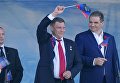 Глава Донецкой народной республики Александр Захарченко (в центре) на праздничном мероприятии в честь Дня Республики в Донецке Глава Донецкой народной республики Александр Захарченко (в центре) на праздничном мероприятии в честь Дня Республики в Донецке