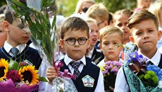 Ученики во время торжественной линейки, посвященной Дню знаний Ученики во время торжественной линейки, посвященной Дню знаний