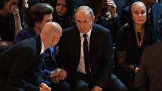 Президент России Владимир Путин на церемонии прощания с Иосифом Кобзоном Президент России Владимир Путин на церемонии прощания с Иосифом Кобзоном