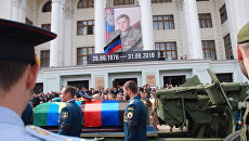 Вынос гроба с телом главы ДНР Александра Захарченко после церемонии прощания Вынос гроба с телом главы ДНР Александра Захарченко после церемонии прощания