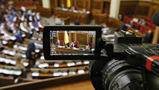 Журналист с камерой в Верховной раде Украины. Архивное фото Журналист с камерой в Верховной раде Украины. Архивное фото