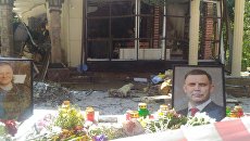 Цветы возле здания кафе Сепар в Донецке, где произошел взрыв, в результате которого погиб глава ДНР Александр Захарченко Цветы возле здания кафе Сепар в Донецке, где произошел взрыв, в результате которого погиб глава ДНР Александр Захарченко